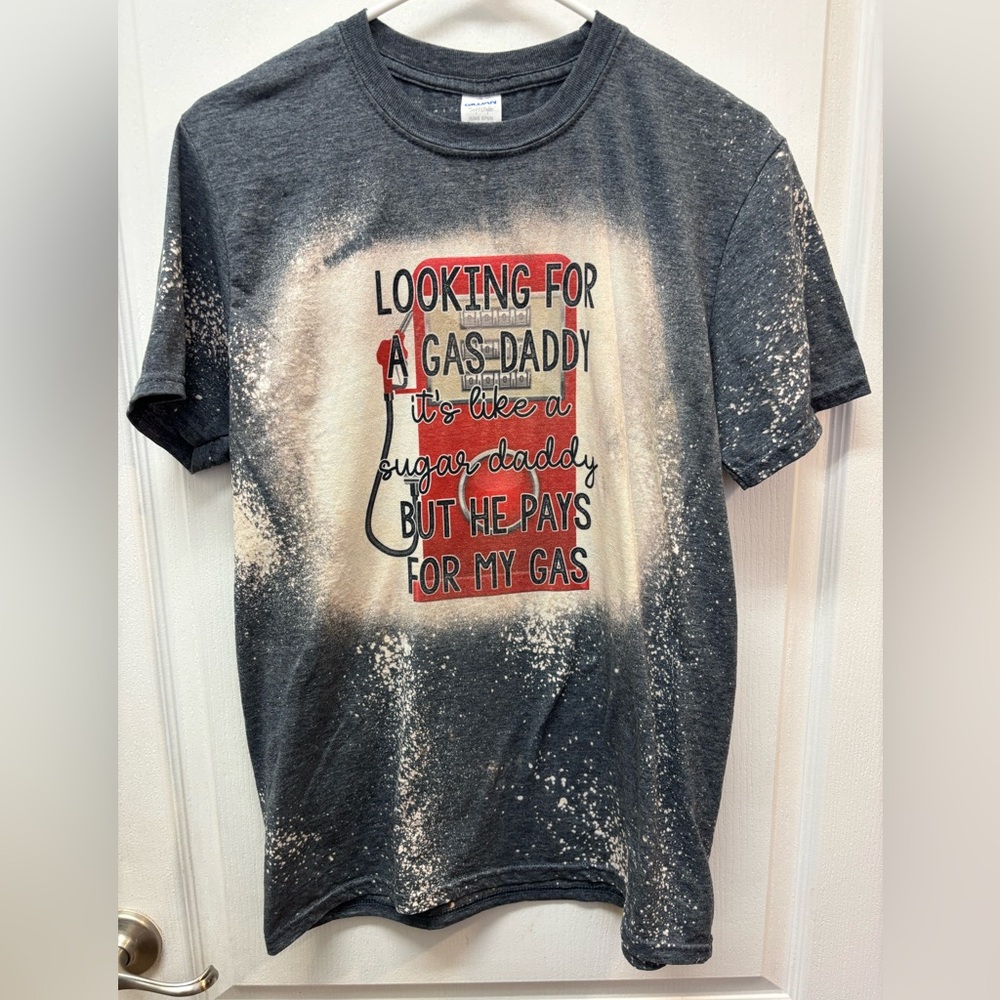 Ladies “Looking for a GAS DADDY” Funny Splatter Tee Shirt Size Medium